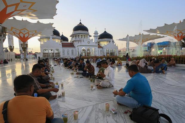 Buka puasa di Masjid Raya Baiturrahman