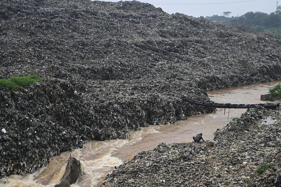 Warga mencari sisa sampah di tempat pemrosesan akhir (TPA) Cipayung, Depok, Jawa Barat, Selasa (4/3/2025). Kementerian Lingkungan Hidup (KLH) telah menyiapkan sanksi administratif paksaan pemerintah kepada 343 TPA yang masih melakukan pembuangan terbuka a
