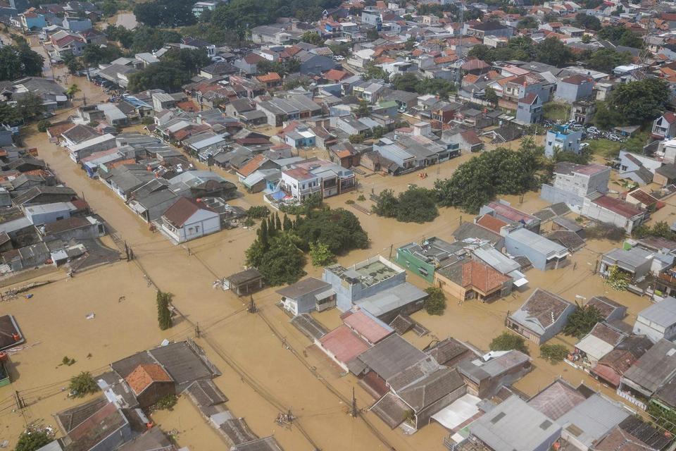 Foto udara banjir merendam perumahan Pondok Gede Permai, Jatirasa, Bekasi, Jawa Barat, Selasa (4/3/2025).
