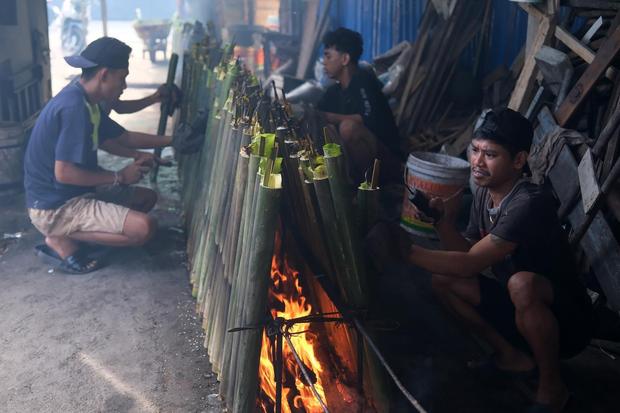 Pembuatan lemang untuk hidangan buka puasa