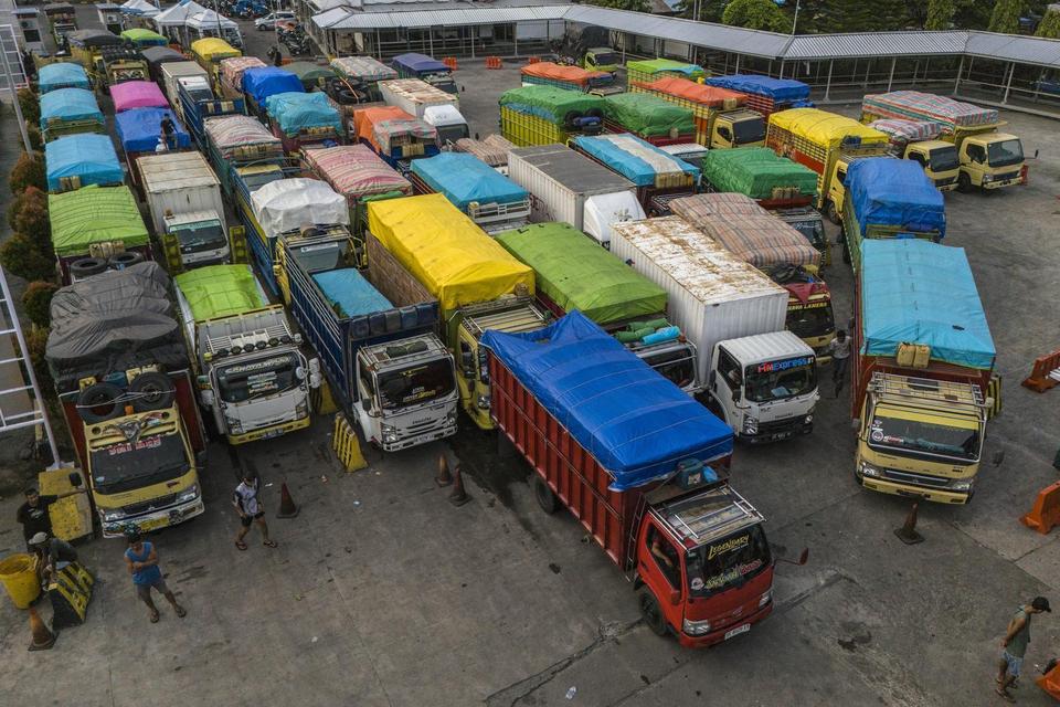 Foto udara sejumlah truk pengangkut barang menunggu antrian sebelum menyeberang ke pulau Halmahera dan Bitung di Pelabuhan Ferry Bastiong Ternate, Maluku Utara, Rabu (5/3/2025).
