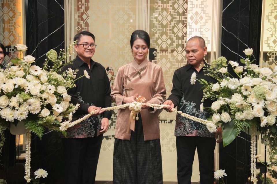 Direktur Bisnis Konsumer BRI Handayani (kedua dari kiri) meresmikan BRI Private Signature Outlet di Surabaya (26/2)