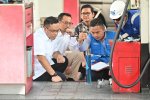 Direktur Utama (Dirut) PT Pertamina (Persero) Simon Aloysius Mantiri (kiri)