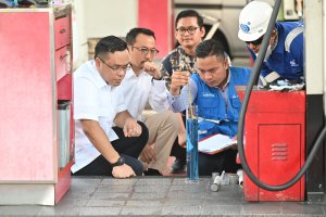 Direktur Utama (Dirut) PT Pertamina (Persero) Simon Aloysius Mantiri (kiri)