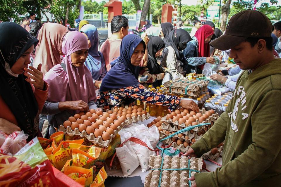 Warga membeli kebutuhan bahan pokok saat pelaksanaan gerakan pangan murah di halaman kantor Kelurahan Panarung, Palangka Raya, Kalimantan Tengah, Kamis (6/5/2025). 