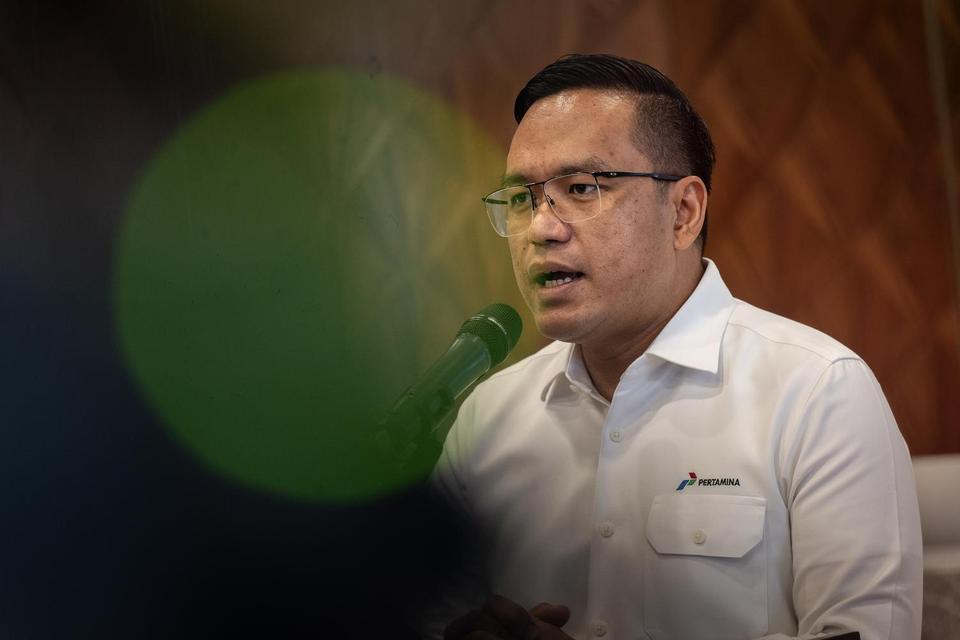 Direktur Utama PT Pertamina Simon Aloysius Mantiri menjawab pertanyaan wartawan usai pertemuan di Kejaksaan Agung, Jakarta, Kamis (6/3/2025). Pertemuan tersebut membahas terkait kasus dugaan tindak pidana korupsi tata niaga minyak pada PT Pertamina yang s