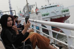 Ngabuburit di Pelabuhan Tanjung Perak