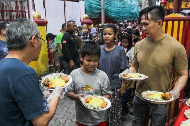 Vihara Dharma Bhakti bagikan menu buka puasa gratis