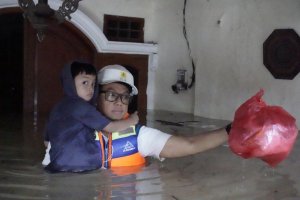 Direktur Utama PLN Darmawan Prasodjo mengevakuasi korban terdampak banjir di Perumahan Nasional 1 Kayuringin Jaya, Bekasi, Jawa Barat pada Selasa (4/3