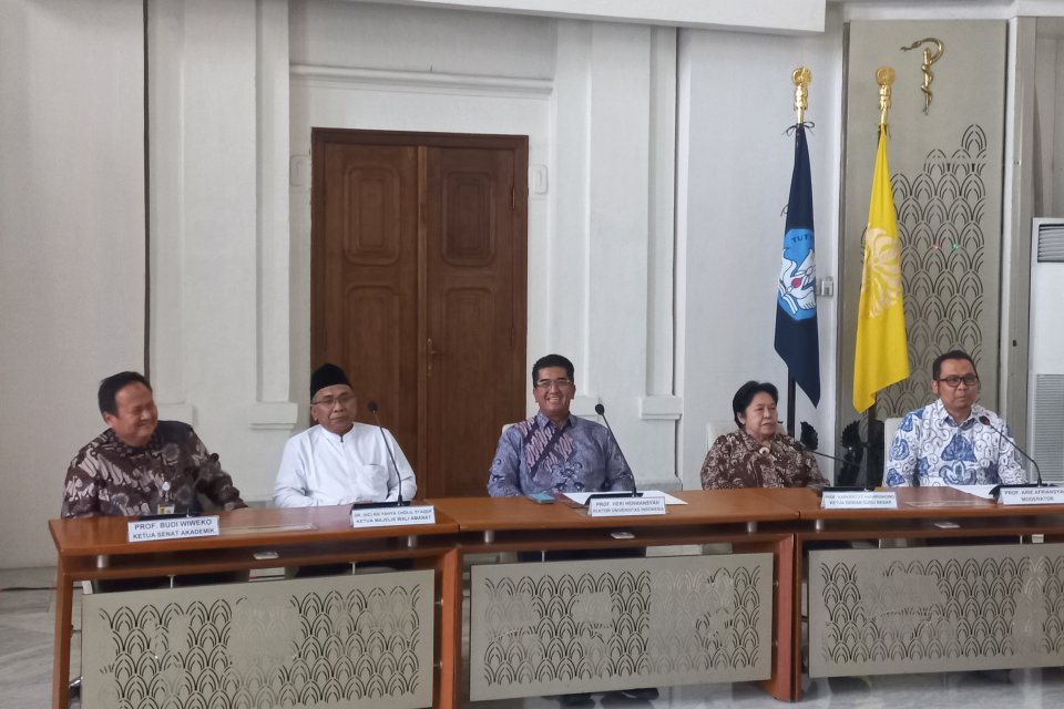 Konferensi pers UI terkait disertasi Bahlil Lahadalia di Jakarta, Jumat (7/3). Foto: Muhamad Fajar Riyandanu/Katadata