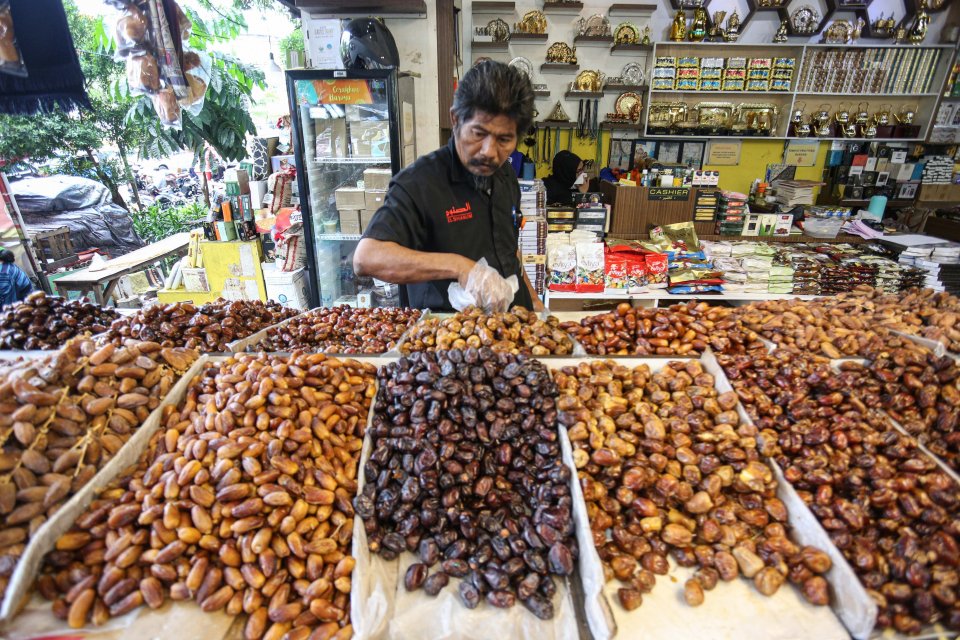 Pedagang menata kurma yang dijual di Blok C Pasar Tanah Abang, Jakarta, Kamis (6/3/2025). Berdasarkan penuturan pedagang, penjualan kurma di bulan Ramadhan mengalami peningkatan hingga 70 persen dengan total pesanan mencapai 7000 kemasan per harinya. 