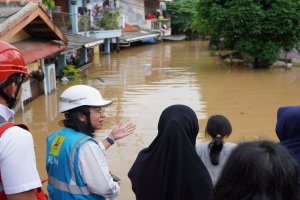 PLN Memulihkan Aliran Listrik di Banjir Jabodebek