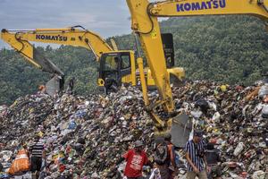 Pascalongsor gunungan sampah di TPA Sarimukti