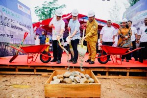 Menteri Kesehatan Budi G. Sadikin melakukan Ground Breaking Pembangunan Peningkatan Kelas RSUD Bobong, di Pulau Taliabu, Sabtu (8/3/25)