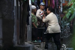 Presiden Prabowo Subianto mengunjungi warga Tambun Bekasi yang terdampak banjir, Sabtu (8/3)