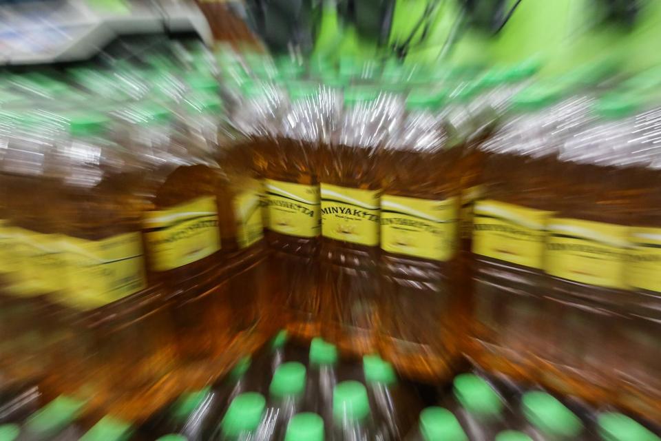 Barang bukti minyak goreng Minyakita ditampilkan saat konferensi pers terkait produk minyak goreng Minyakita isi tidak sesuai kemasan di Lobby Bareskrim Polri, Jakarta, Selasa (11/3/2025).