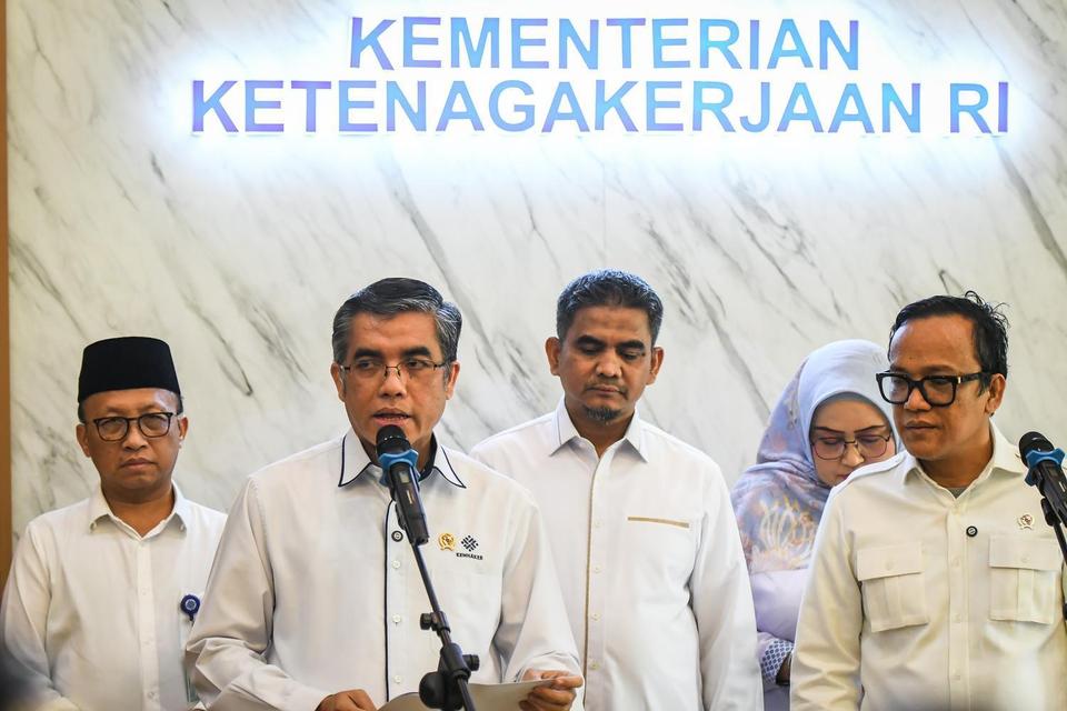 Menteri Ketenagakerjaan Yassierli (kedua kiri) didampingi Wakil Menteri Ketenagakerjaan Immanuel Ebenezer (kanan) menyampaikan keterangan saat konfrensi pers terkait surat edaran tunjangan hari raya (THR) di kantor Kementerian Ketenagakerjaan, Jakarta, Se