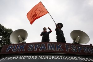 Aksi Unjuk Rasa Buruh di Depan Kementerian Ketenagakerjaan