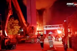 Kebakaran terjadi di lokasi proyek Lintas Raya Terpadu atau LRT di Jalan Pemuda, Rawamangun, Pulogadung, Jakarta Timur, pada Selasa malam (11/3). 
