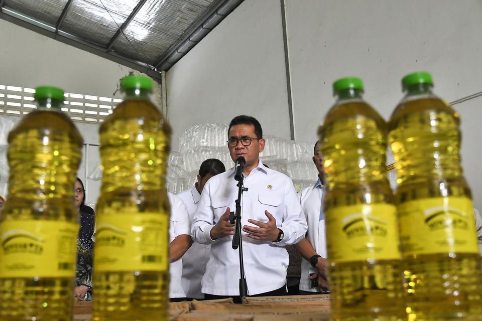 Menteri Perdagangan Budi Santoso memberikan keterangan kepada wartawan tentang ekspose hasil temuan pelanggaran takaran Minyakita di PT Artha Eka Global Asia, di Kabupaten Karawang, Jawa Barat, Kamis (13/5/2025). Dari hasil ekspose Kementerian Perdagangan