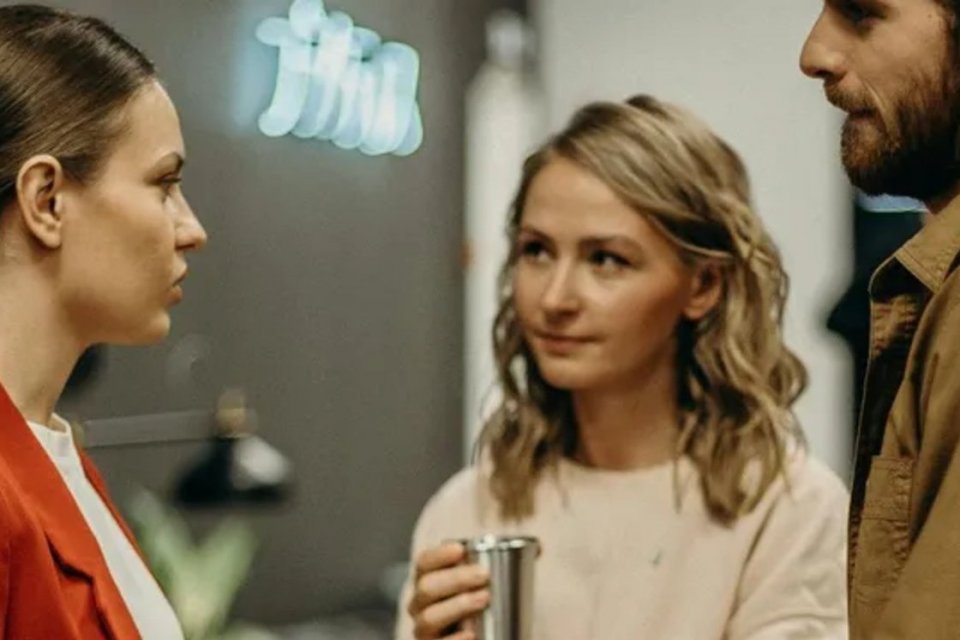  Kata Sindiran Buat Orang Sok Benar 