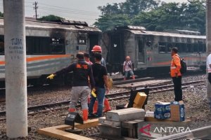 Tiga gerbong kereta api (KA) cadangan yang sedang dalam posisi stabling atau terparkir di emplasemen Stasiun Tugu Yogyakarta terbakar