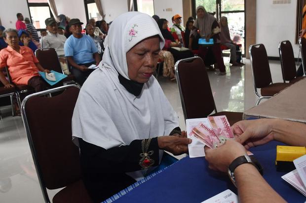 Penerahan bansos PKH di Madiun