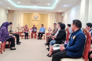 Kemlu bersama KBRI Bangkok dan KBRI Yangon mengelar pertemuan dengan Gubernur Propinsi Tak, Chucheep Phongchai di Bangkok pada Jumat (14/3/2025). 