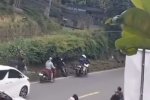 Viral video anggota polisi yang dinarasikan menendang pemotor di Jalur Puncak, Kabupaten Bogor.