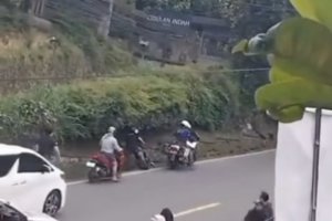 Viral video anggota polisi yang dinarasikan menendang pemotor di Jalur Puncak, Kabupaten Bogor.