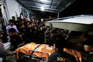 Jenazah tiga polisi yang gugur saat penembakan di Way Kanan, Lampung diautopsi pada Senin (17/3). 