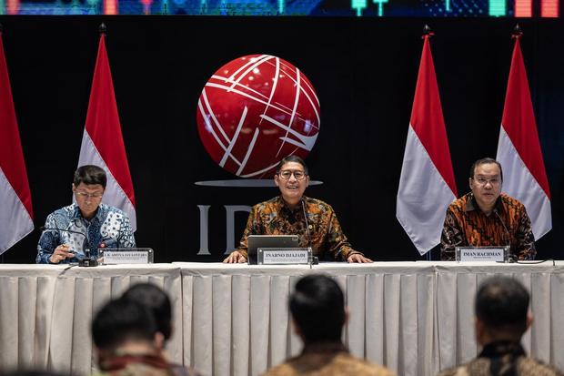 Kepala Eksekutif Pengawas Pasar Modal, Keuangan, Derivatif dan Bursa Karbon Otoritas Jasa Keuangan (OJK) Inarno Djajadi (tengah) didampingi Deputi Komisioner Pengawas Pengelolaan Investasi Pasar Modal dan Lembaga Efek OJK Aditya Jayaantara (kiri) dan Dire