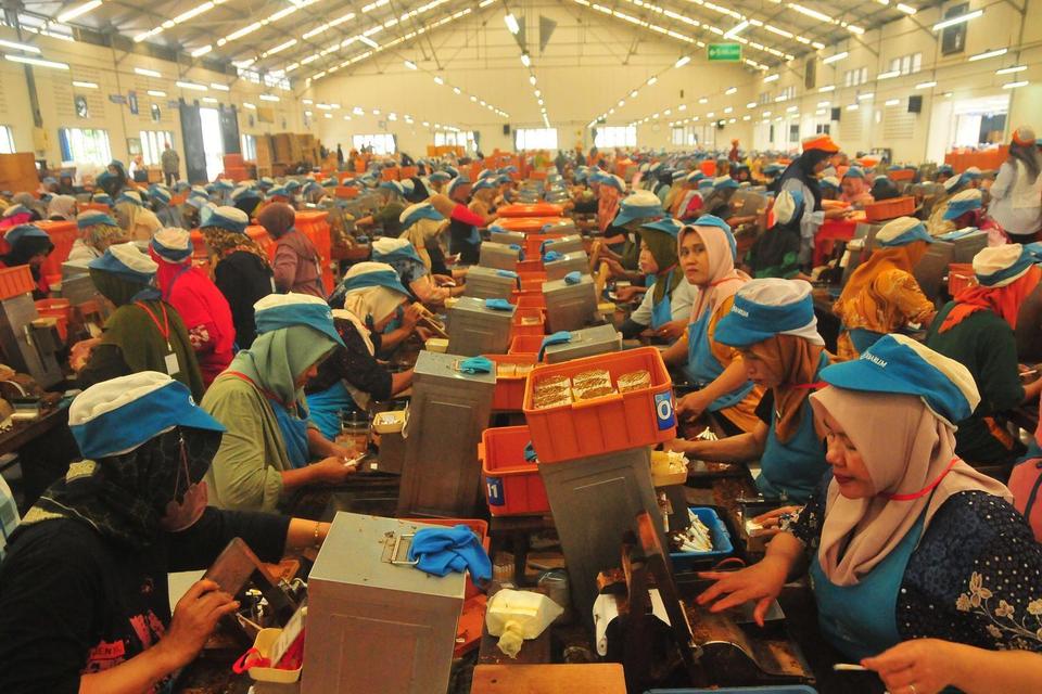 Pekerja memproduksi rokok Siagret Kretek Tangan (SKT) di pabrik rokok PT Djarum, Kudus, Jawa Tengah, Rabu (19/3/2025). Perusahaan tersebut membagikan uang THR kepada 50.552 karyawan melalui transfer ke rekening bank masing-masing karyawan yang tersebar di