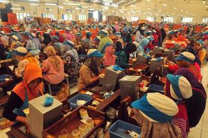 Pembagian uang THR buruh rokok di Kudus
