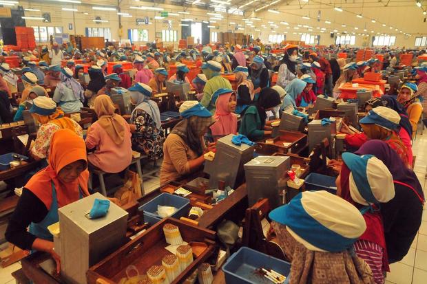 Pembagian uang THR buruh rokok di Kudus