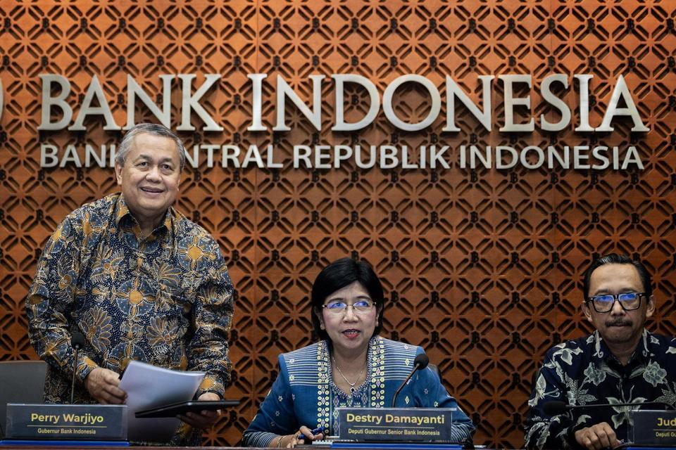 Gubernur Bank Indonesa Perry Warjiyo (kiri) didampingi Deputi Gubernur Senior Bank Indonesia Destry Damayanti (tengah) dan Deputi Gubernur Bank Indonesia Juda Agung (kanan) bersiap menyampaikan paparan saat konferensi pers hasil rapat Dewan Gubernur di Ge