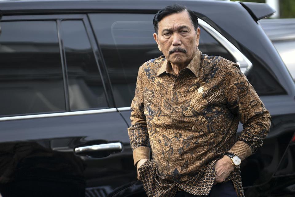Ketua Dewan Ekonomi Nasional (DEN) Luhut Binsar Pandjaitan bersiap mengikuti rapat yang dipimpin Presiden Prabowo Subianto di Kompleks Istana Kepresidenan, Jakarta, Rabu (19/3/2025). Presiden Prabowo Subianto menginstruksikan deregulasi untuk meningkatkan