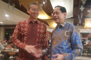 Direktur Utama BCA Gregory Hendra Lembong bersama Komisaris Utama BCA Jahja Setiaatmadja, Selasa (18/3) 