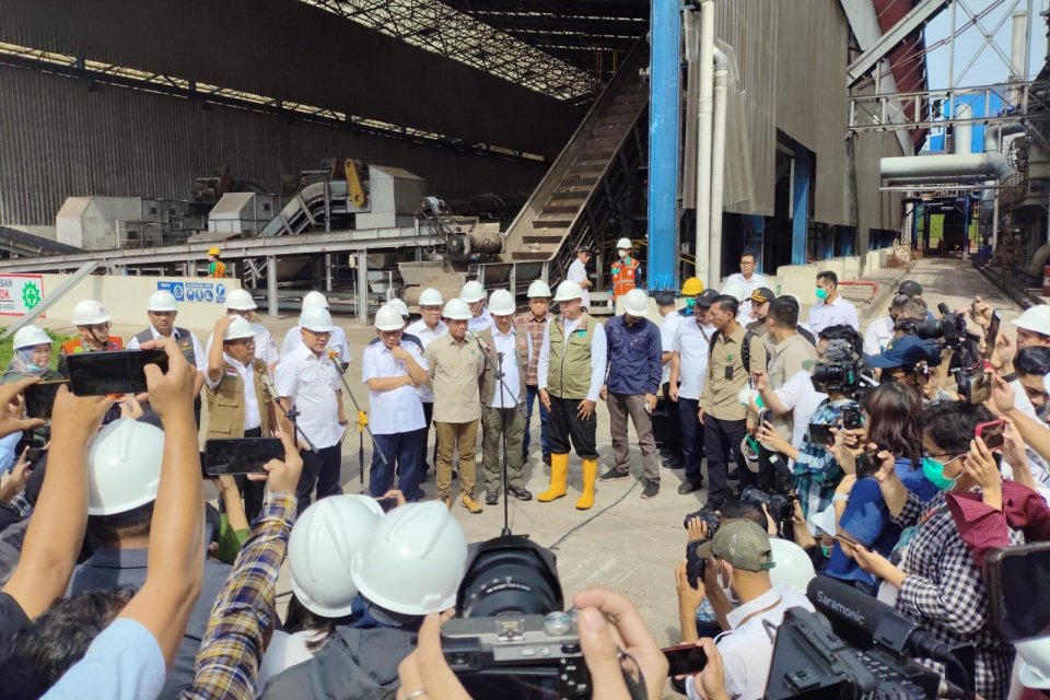 Menteri Koordinator Bidang Pangan, Zulkifli Hasan, melakukan konferensi pers di RDF Bantargebang, Bekasi, Rabu (19/3).
