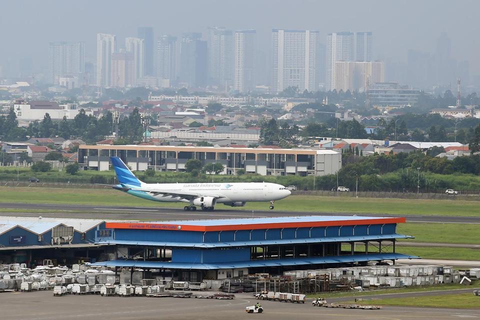 Pesawat mendarat di run way selatan Bandara Soekarno Hatta, Tangerang, Banten, Kamis (20/3/2025).