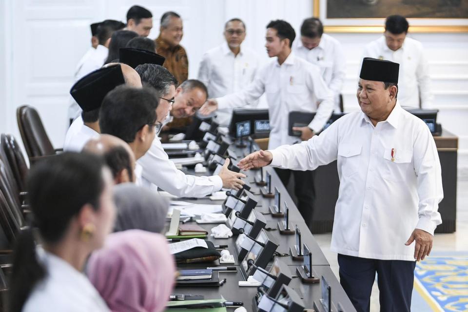 Presiden Prabowo Subianto (kanan) dan Wakil Presiden Gibran Rakabuming Raka (kedua kanan) menyalami menteri saat bersiap memimpin sidang kabinet paripurna di Kantor Presiden, Jakarta, Jumat (21/3/2025).