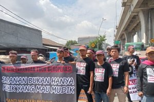 Asosiasi Pengusaha Truk Indonesia (Aptrindo) memprotes kebijakan libur panjang Idul FItri 1446 Hijriah selama 16 hari