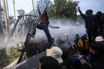 Demo Menolak Pengesahan RUU TNI di Depan Gedung DPR 