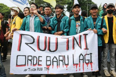 Demo Menolak Pengesahan RUU TNI di Depan Gedung DPR