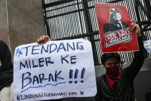 Demo Menolak Pengesahan RUU TNI di Depan Gedung DPR