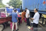Ditreskrimsus Polda Metro Jaya bersama tersangka saat melakukan pengukuran gas LPG 12 kilogram. 