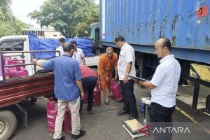 Ditreskrimsus Polda Metro Jaya bersama tersangka saat melakukan pengukuran gas LPG 12 kilogram. 