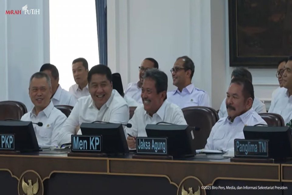 Presiden Prabowo Subianto menyebut beberapa menteri Kabinet Merah Putih merasakan stres akibat anjloknya Indeks Harga Saham Gabungan (IHSG) dalam rapat kabinet, Jumat (21/3/2024). 