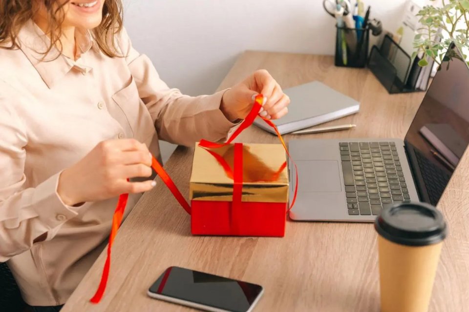 Rekomendasi Kado untuk Teman Kantor