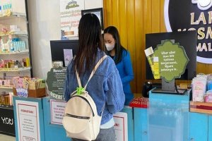 Seorang wanita berbelanja di toko kosmetik. BRI berkomitmen memperkuat ekosistem UMKM agar semakin berdaya saing dan berkelanjutan.